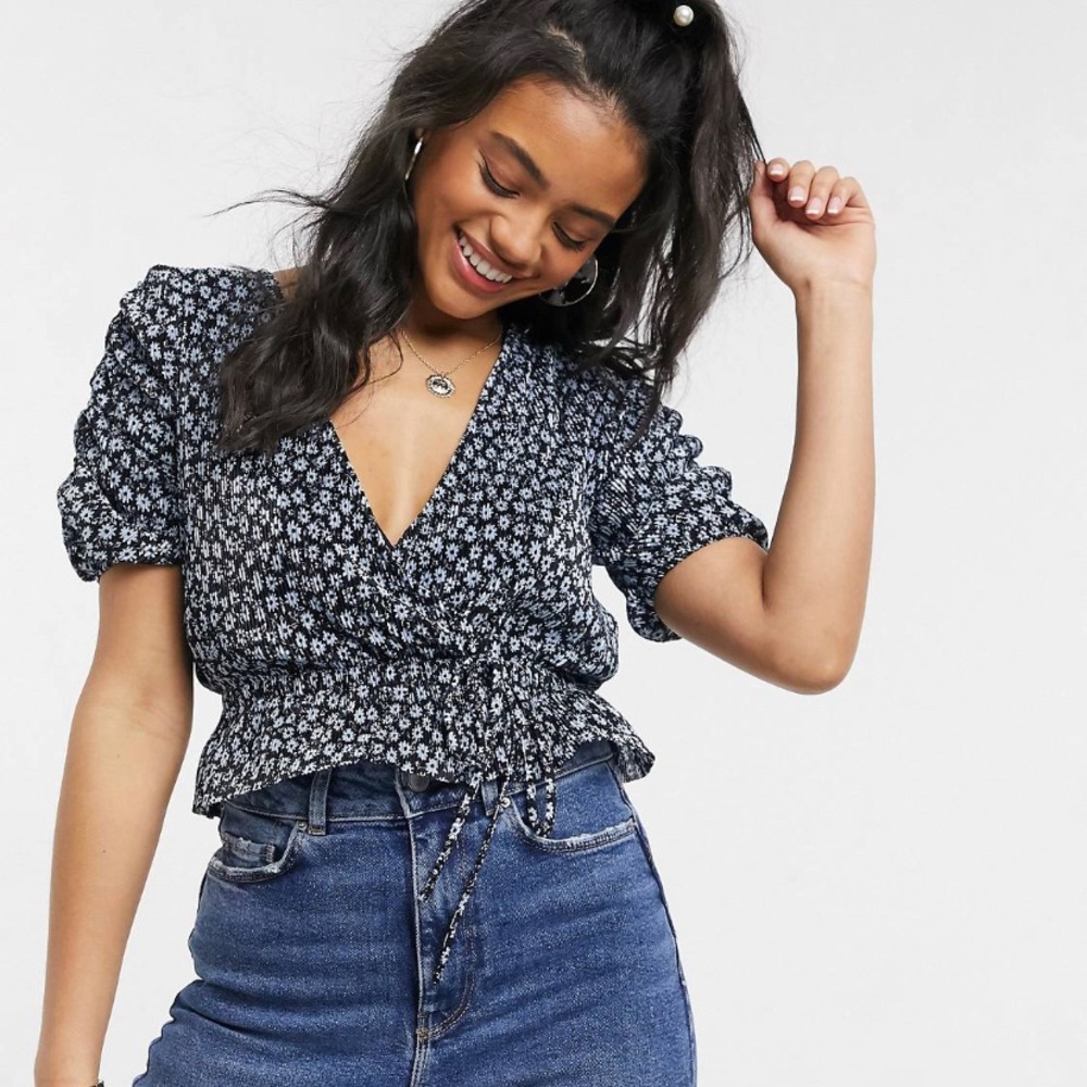 NWOT Pull&Bear wrap front top in blue floral print